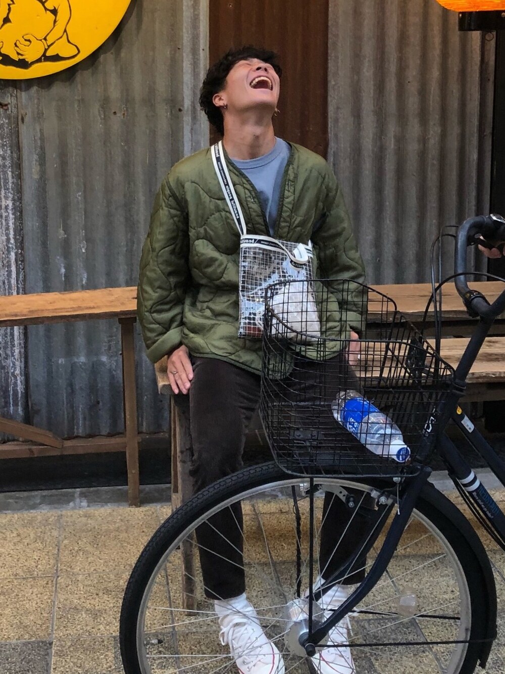 「秋のコーデ、コーデュロイパンツ、ライナージャケット、チャックテイラー、カフェ、beautiful people」｜「Steven Alanの＜Steven Alan＞ 8WALE CORD WIDE SLOW TAPERED-J/ﾊﾟﾝﾂ ◆（その他パンツ、ブラウン系）」を使った、✌︎さん（メンズ・165cm）の秋コーディネートの1枚目の写真