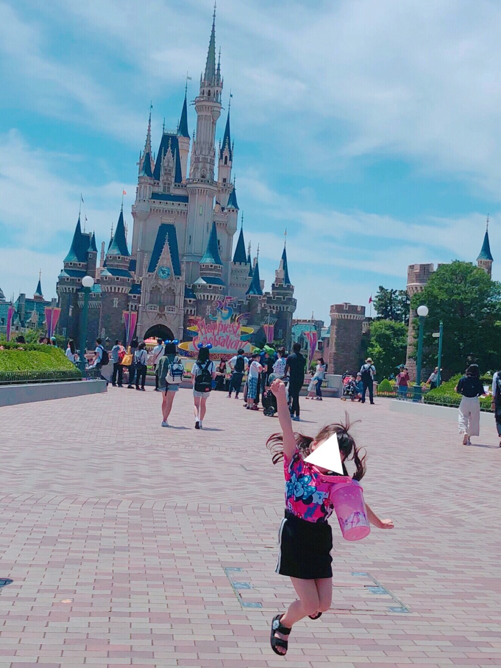 「キッズコーデ、TDL、adidas」｜「Disneyのアイテム（Tシャツ/カットソー、ピンク系）」を使った、Yuripoさん（キッズ・100cm）の夏コーディネートの1枚目の写真