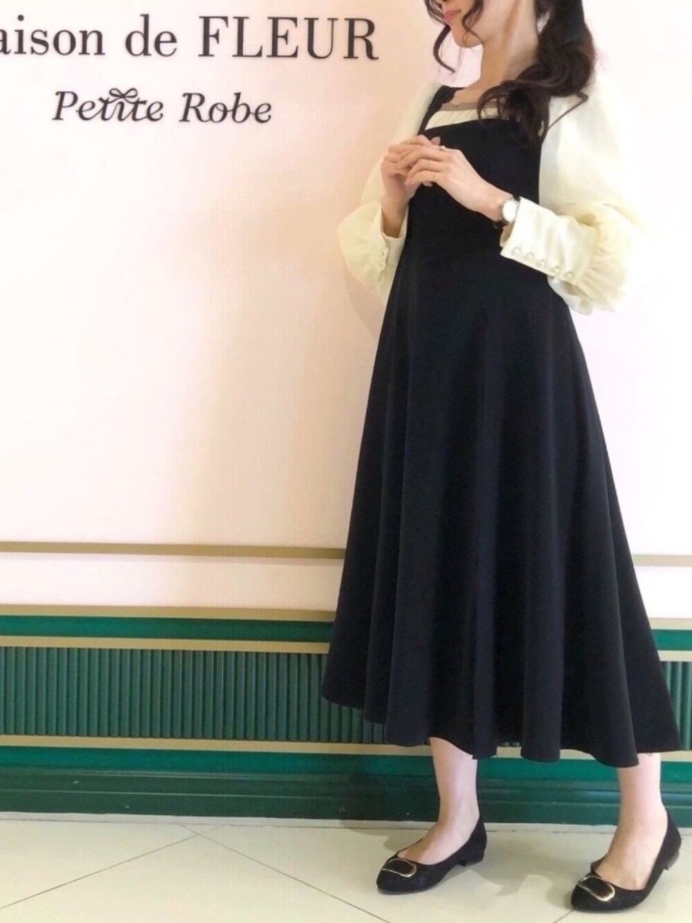 「Maison de FLEUR Petite Robe、メゾンドフルールプチローブ、春コーデ、ジャンパースカート、シア―ブラウス、シアープルオーバー、ベル風、ベルコーデ」｜「Maison de FLEURのプリーツ切替ジャンパースカート（ワンピース、ブルー系）」を使った、BeLLeさん（レディース・160cm）の春コーディネートの1枚目の写真
