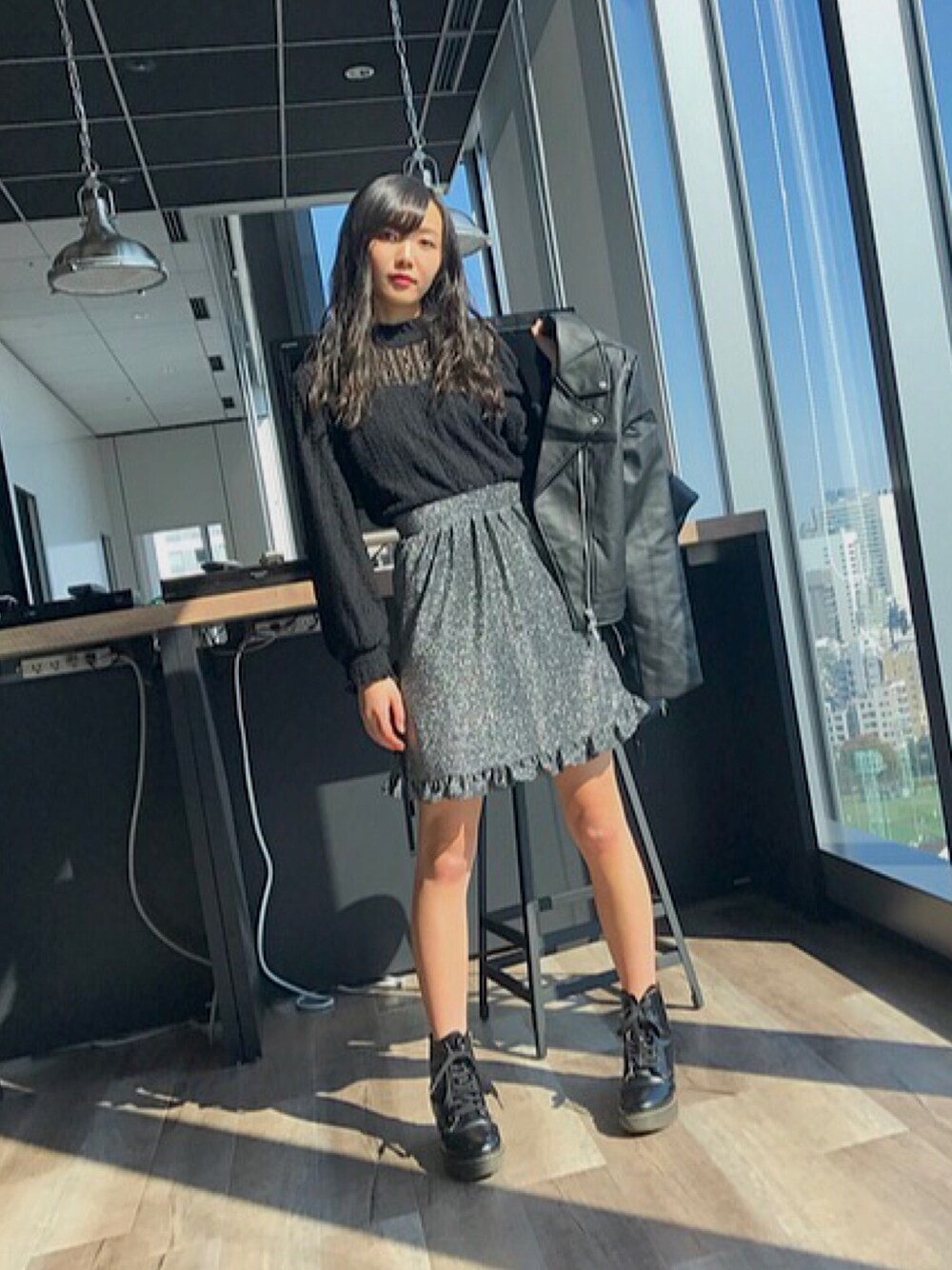 「ootd、オトナ女子、ブラック、ブラックコーデ、ラメスカート、Ank Rouge、one way、INGNI、甘辛mix」｜「Ank Rougeのアイテム（スカート、シルバー系）」を使った、山邊未夢（東京女子流）さん（レディース・161cm）の秋コーディネートの1枚目の写真