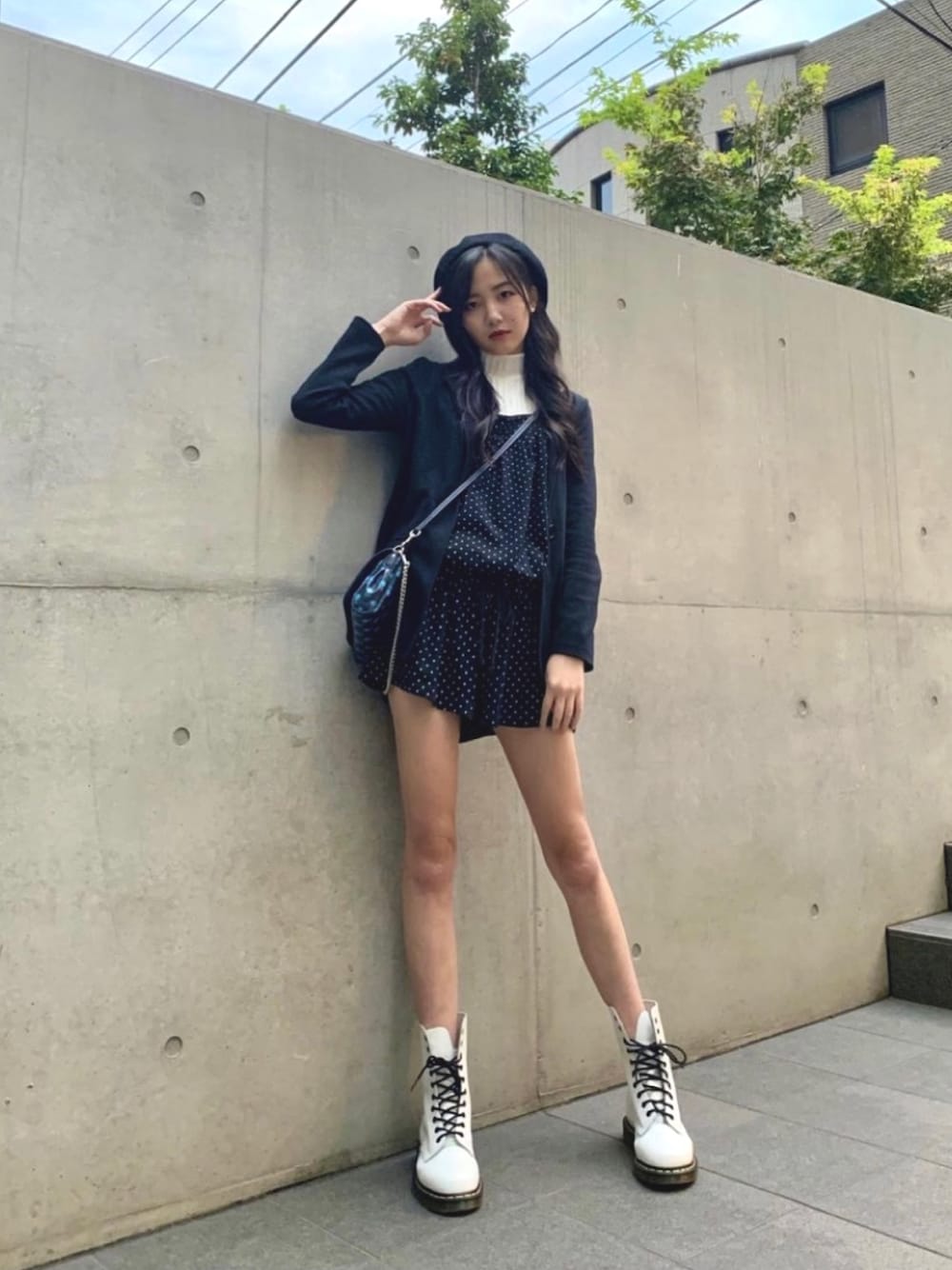 「秋のコーデ、ベレー帽、ジャケット、ジャケットスタイル、Dr.Martens、COACH、ドクターマーチン、オールインワン、お洒落さんとつながりたい、ショートブーツ」｜「Dr. MartensのDr.Martens ドクターマーチン クワッド レトロ ジャドン / QUAD RETRO JADON (WHITE POLISHED SMOOTH) 15265100（ブーツ、ホワイト系）」を使った、山邊未夢（東京女子流）さん（レディース・161cm）の秋コーディネートの1枚目の写真