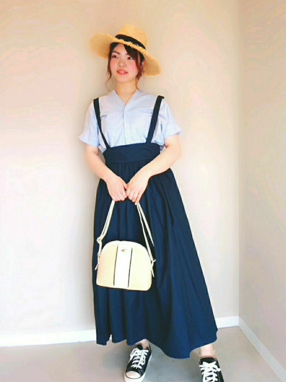 「夏コーデ、カジュアルコーデ、スニーカーコーデ、むぎわら帽子、サス付きスカート、ブルー×ネイビー、コットンリネン」｜「Lugnoncureのラフィアフリンジハット（ハット、ブラック系）」を使った、みきさん（レディース・162cm）の夏コーディネートの1枚目の写真