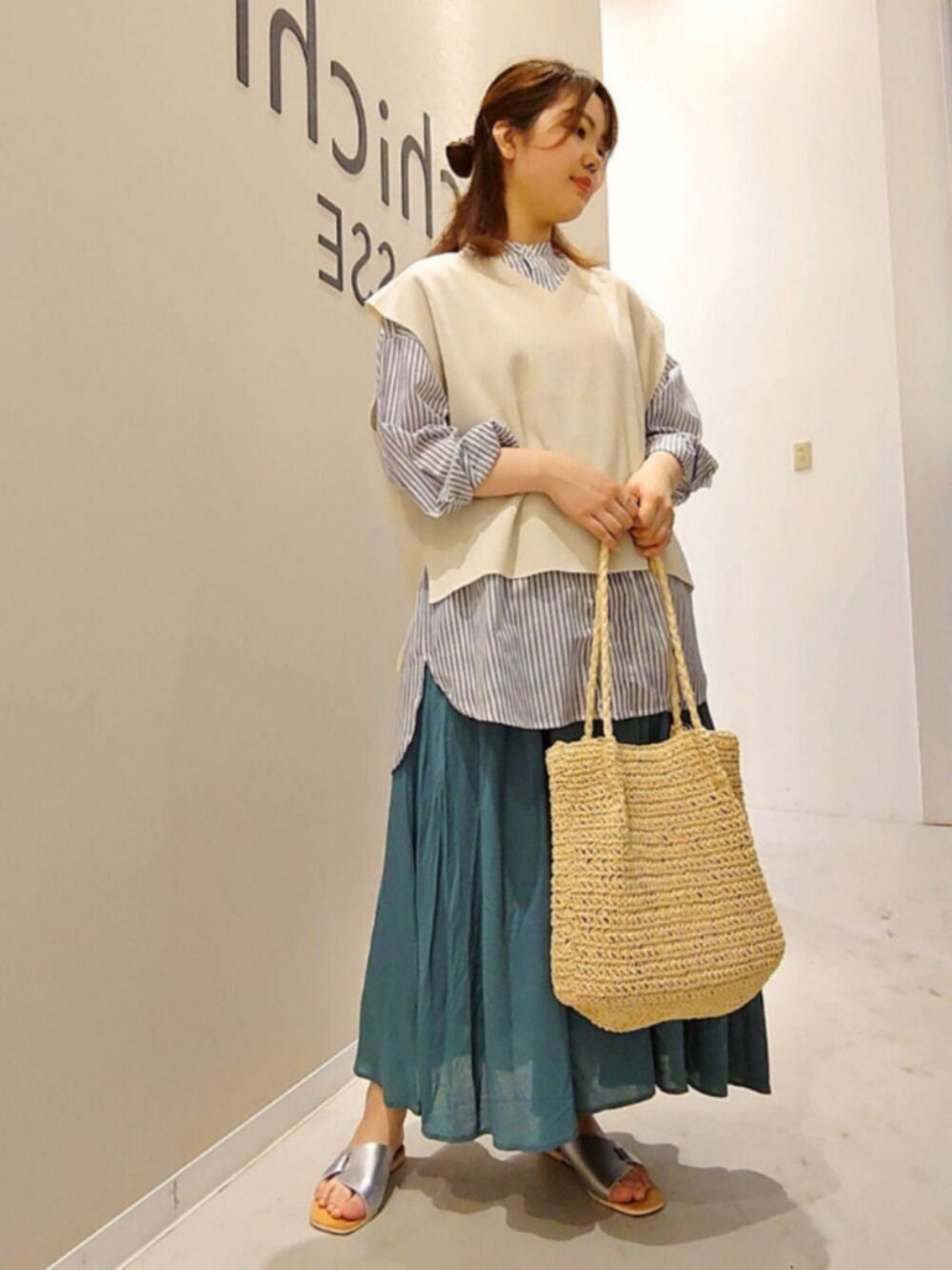 「カジュアルコーデ、ブルー、ストライプ、シルバーサンダル、スタンドカラーシャツ、夏、summer」｜「LugnoncureのミラノリブVネックベスト（ベスト、ホワイト系）」を使った、みきさん（レディース・162cm）の春コーディネートの1枚目の写真