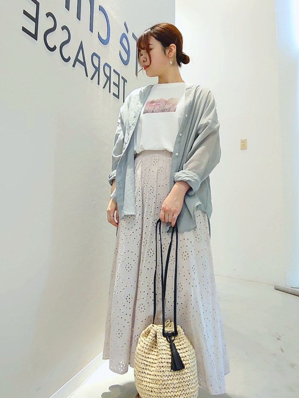 「今日のコーデ、カジュアル、ホワイト、グリーン、レース、ノーカラーシャツ、フォトT、花、フレアスカート」｜「LugnoncureのTCボイルノーカラーシャツ（シャツ/ブラウス、グリーン系）」を使った、みきさん（レディース・162cm）の春コーディネートの1枚目の写真