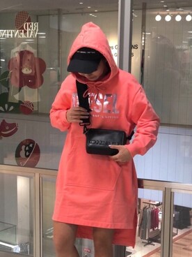 「ロゴパーカー」｜「アイテム（ワンピース/ドレス）」を使った、Yさん（レディース・164cm）の冬コーディネート