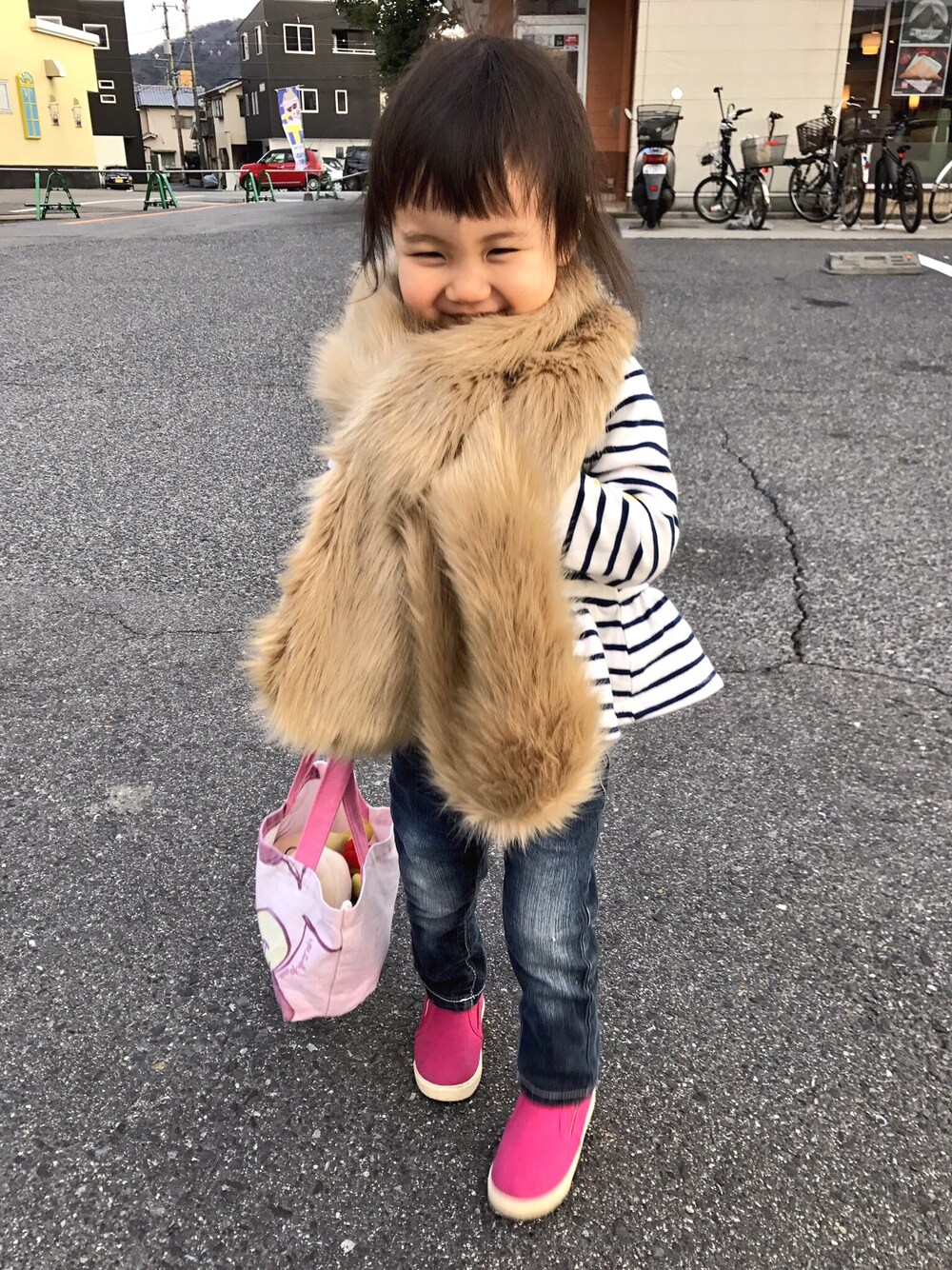 「ファー、女の子、ママの物は自分の物」｜「GUのアイテム（財布/小物、ブラウン系）」を使った、yunaさん（キッズ・90cm）の冬コーディネートの1枚目の写真