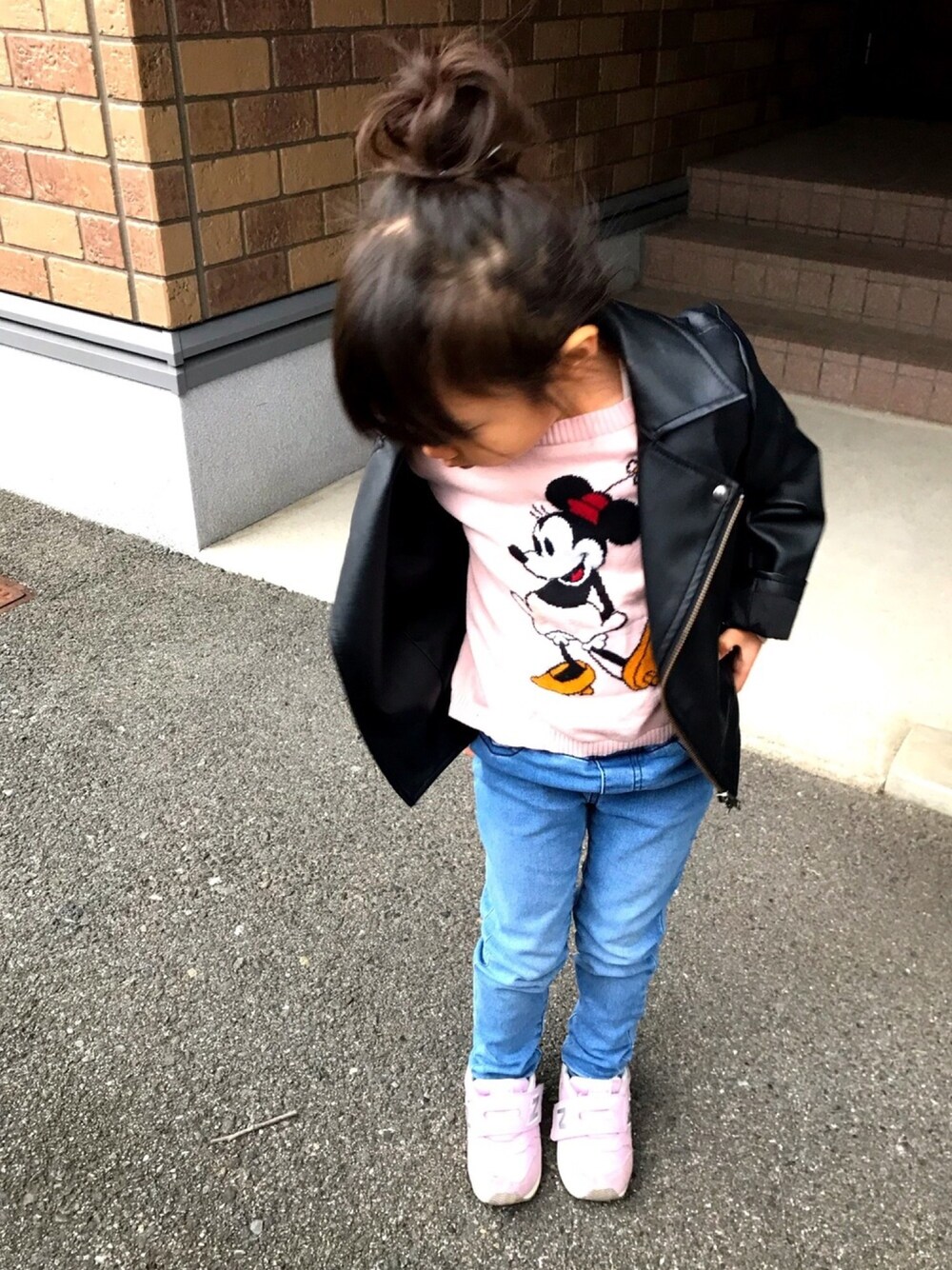 「ライダース、ミニーちゃん、おだんごヘアー、女の子、4歳、GU、UNIQLO、ニューバランス、パープル」｜「UNIQLOのアイテム（ニット/セーター、ピンク系）」を使った、yunaさん（キッズ・100cm）の秋コーディネートの1枚目の写真