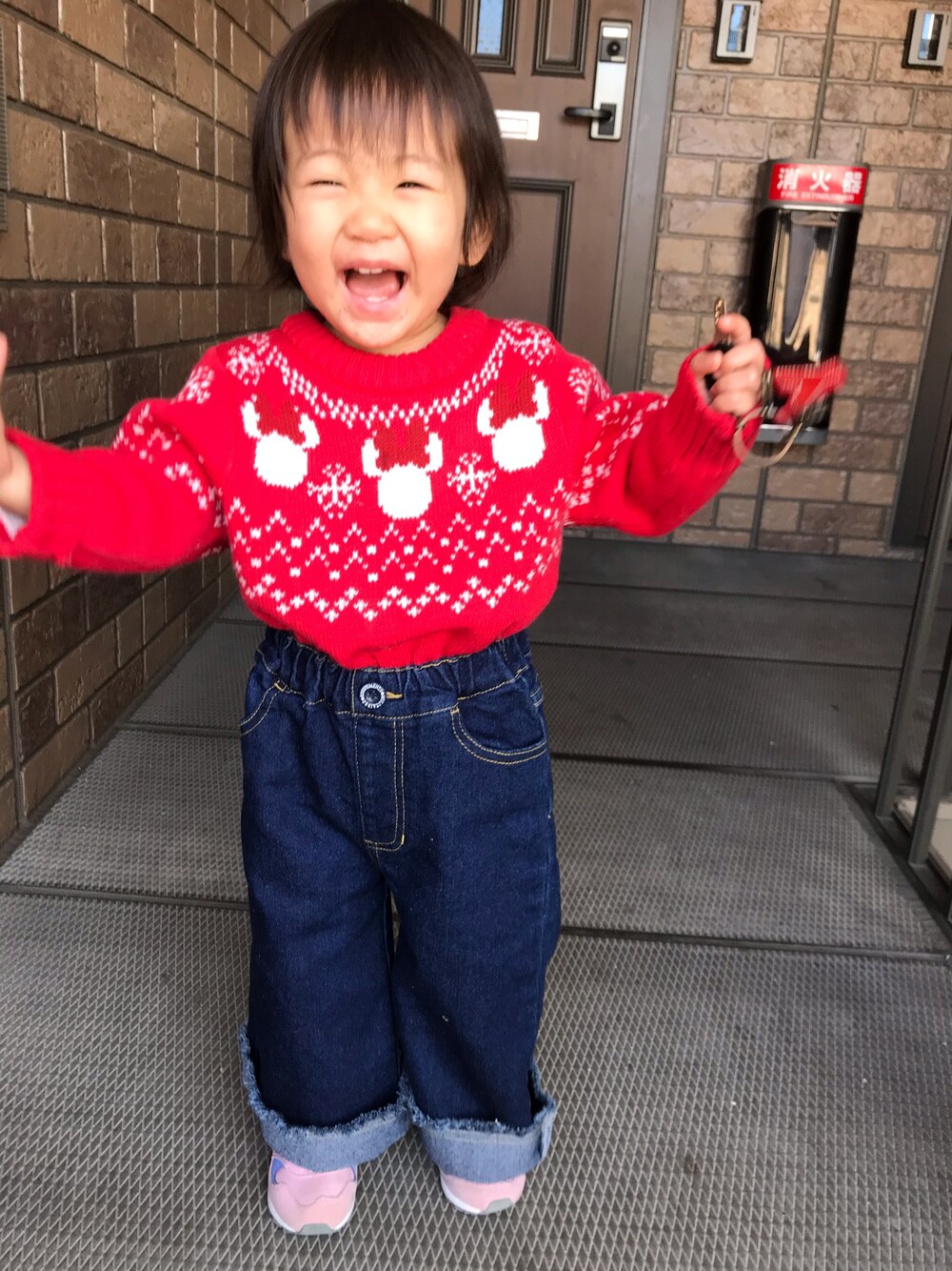 「ニット、ワイドデニム、1歳半、女の子」｜「赤ちゃん本舗のアイテム（ニット/セーター、レッド系）」を使った、yunaさん（キッズ・70cm）の秋コーディネートの1枚目の写真