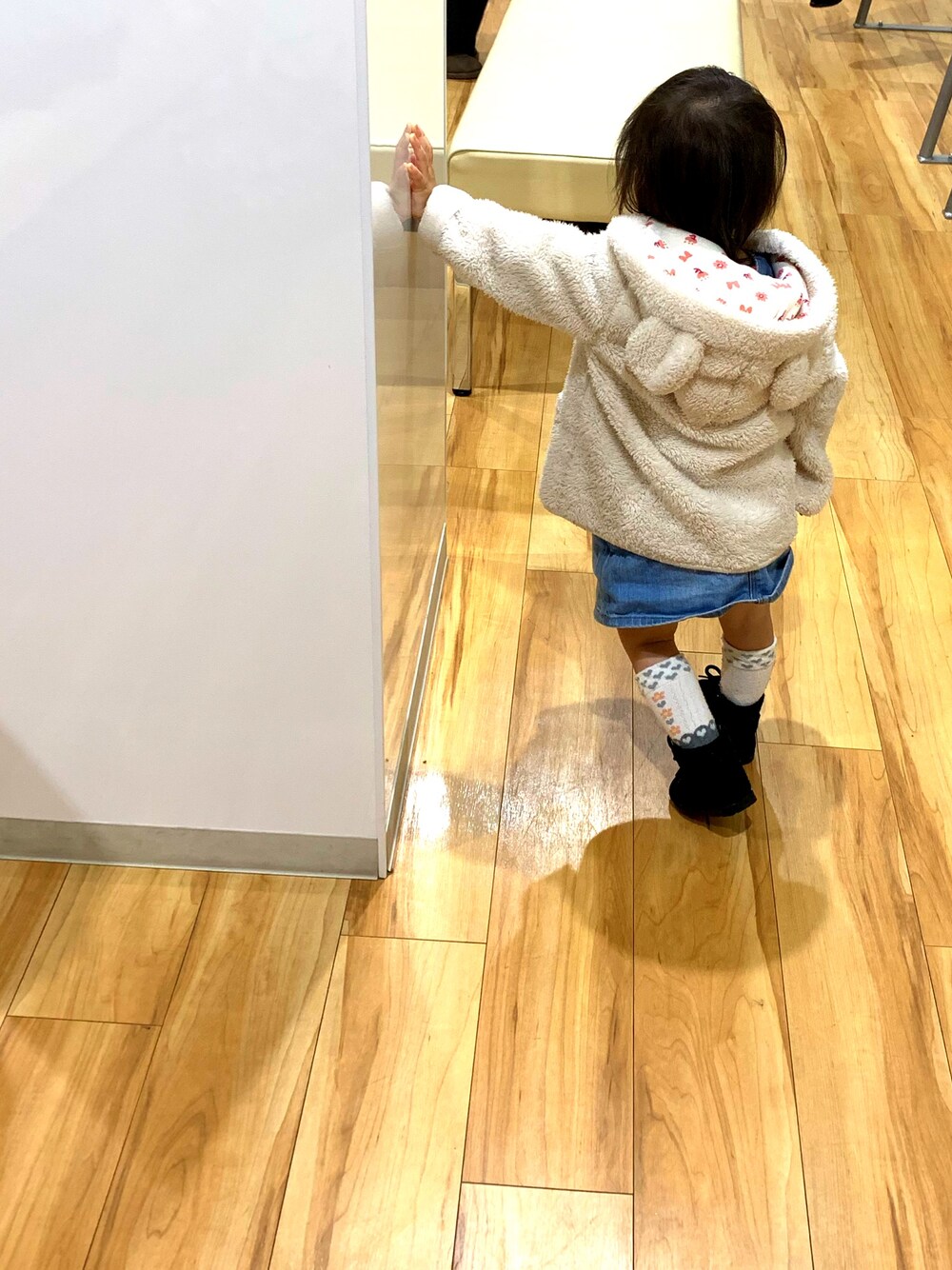 「サロペットスカート、プチプラ、モコモコアウター、いっちょまえなポーズ、1歳8ヶ月女の子、妹ちゃん」｜「赤ちゃん本舗のアイテム（その他アウター、ホワイト系）」を使った、yunaさん（キッズ・80cm）の冬コーディネートの1枚目の写真