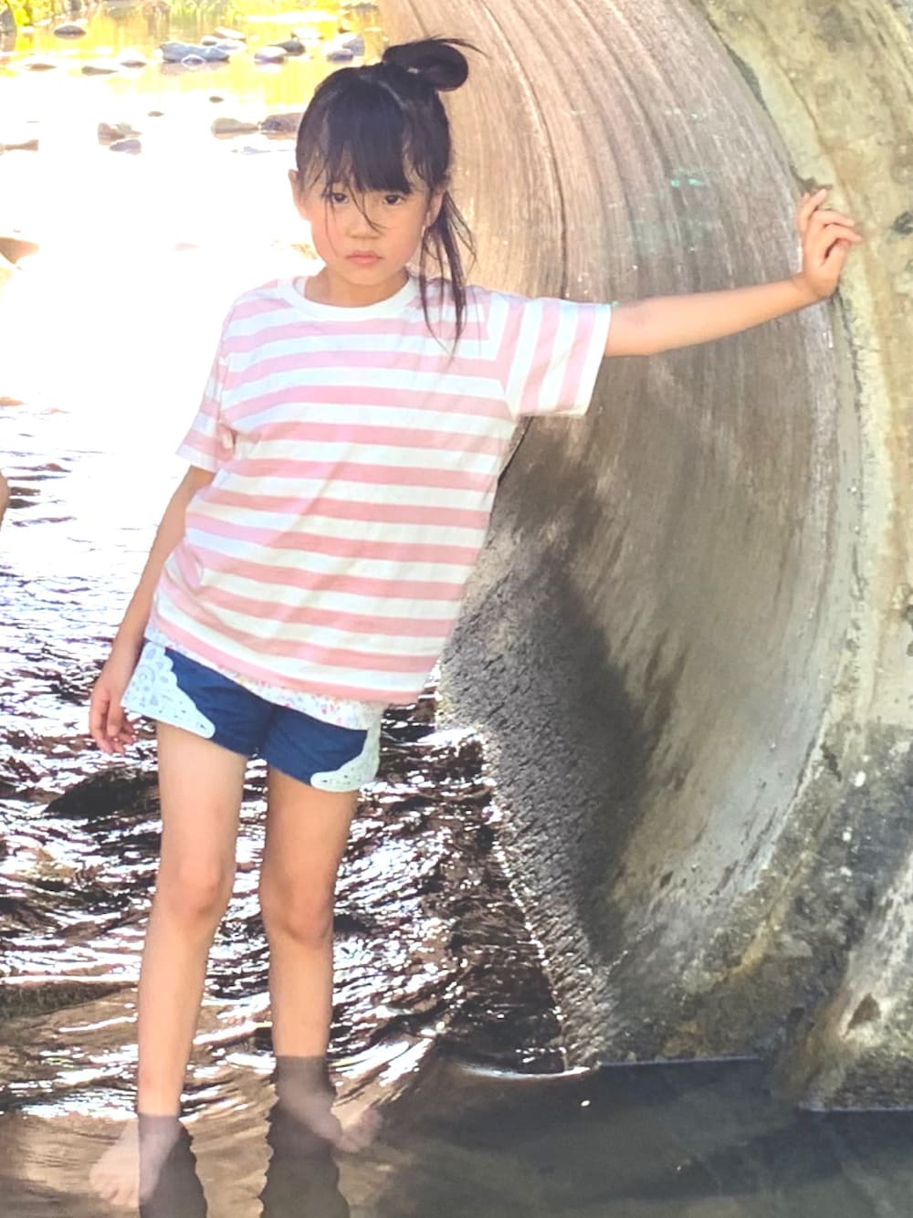 「ボーダー、ショーパン、川遊び、6歳女の子、おしゃれさんと繋がりたい」｜「無印良品のアイテム（Tシャツ/カットソー、ピンク系）」を使った、yunaさん（レディース・120cm）の秋コーディネートの1枚目の写真