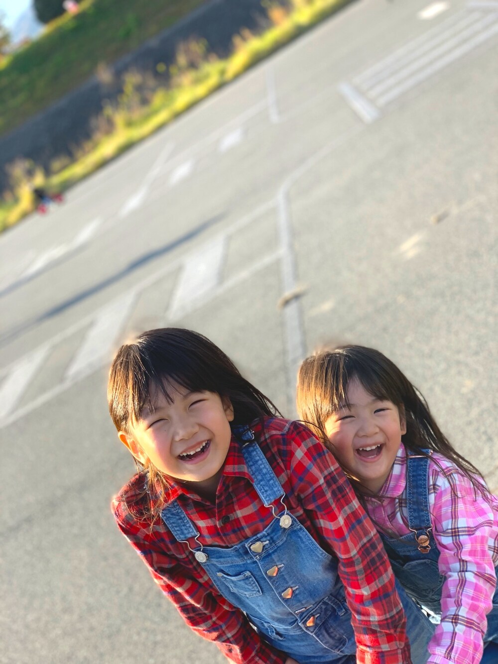 「チェックシャツ、オーバーオール、デニム、姉妹コーデ、6歳女の子、３歳女の子」｜「UNIQLOのアイテム（シャツ/ブラウス、レッド系）」を使った、yunaさん（レディース・110cm）の秋コーディネートの1枚目の写真