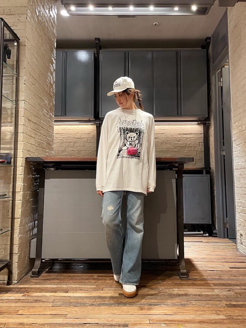 「ビッグシルエット、コラボレーション、フレアパンツ、ベアー、カジュアルコーデ、ロンt、hysteric glamour、らふこーで」｜「HYSTERIC GLAMOURのHYS SYMBOL LOGO 刺繍キャップ（キャップ、ホワイト系）」を使った、girikoさん（レディース・165cm）の夏コーディネートの1枚目の写真