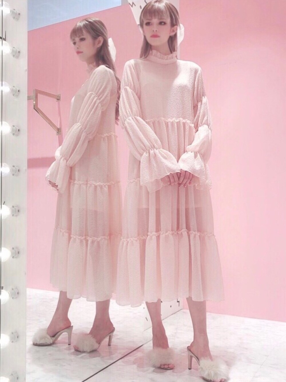 ピンク系のワンピース、ホワイト系のサンダル、ホワイト系のバレッタ/ヘアクリップを着用したレディースの春コーディネートの1枚目の写真