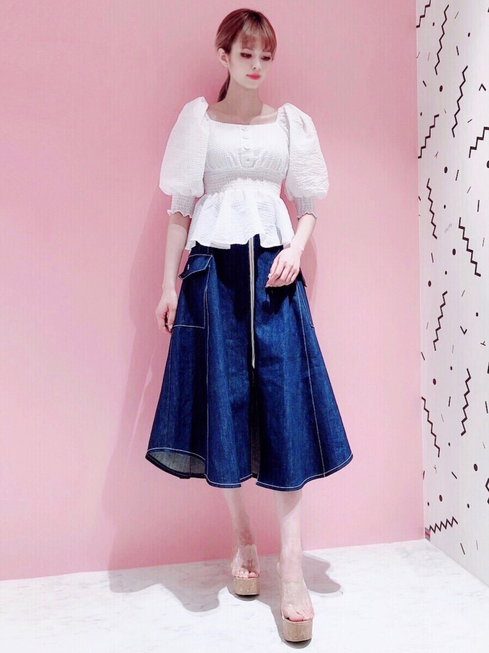 「lilLilly、リルリリー、ロングスカート、デニム、デニムスカート、ブラウス×デニム、サンダル、着回しコーデ、フレアスカート、大人ガーリー」｜「lilLillyのシャーリングパフトップス（シャツ/ブラウス、ホワイト系）」を使った、Uuさん（レディース・170cm）の春コーディネートの1枚目の写真