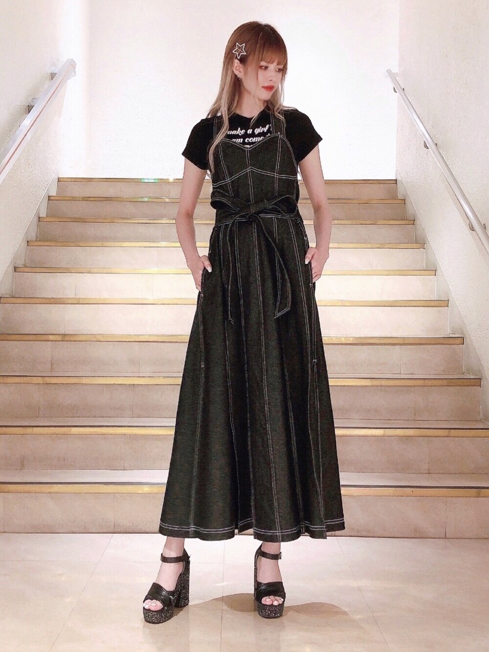 「lilLilly、大人カジュアル、ワンピース、デニムワンピース、夏だ！Tシャツ着よう！、マキシ丈ワンピース、着回しコーデ、レイヤードスタイル、ロゴT、サンダル」｜「lilLillyのデニムロングキャミワンピース（ワンピース、ブラック系）」を使った、Uuさん（レディース・170cm）の夏コーディネートの1枚目の写真