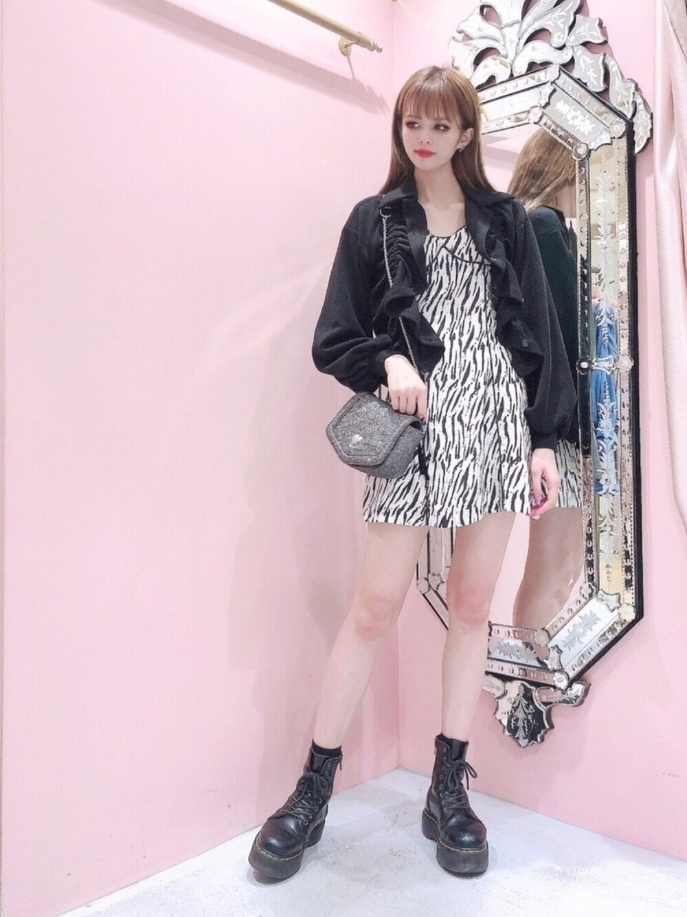 「lilLilly、カーディガン、ミニワンピ、Dr.Martens、モノトーンコーデ、ゼブラ柄、キレイめ、3way、秋のマイ旬スタイル、ボリューム袖」｜「lilLillyの3wayニットカーディガン（シャツ/ブラウス、ブラック系）」を使った、Uuさん（レディース・170cm）の秋コーディネートの1枚目の写真