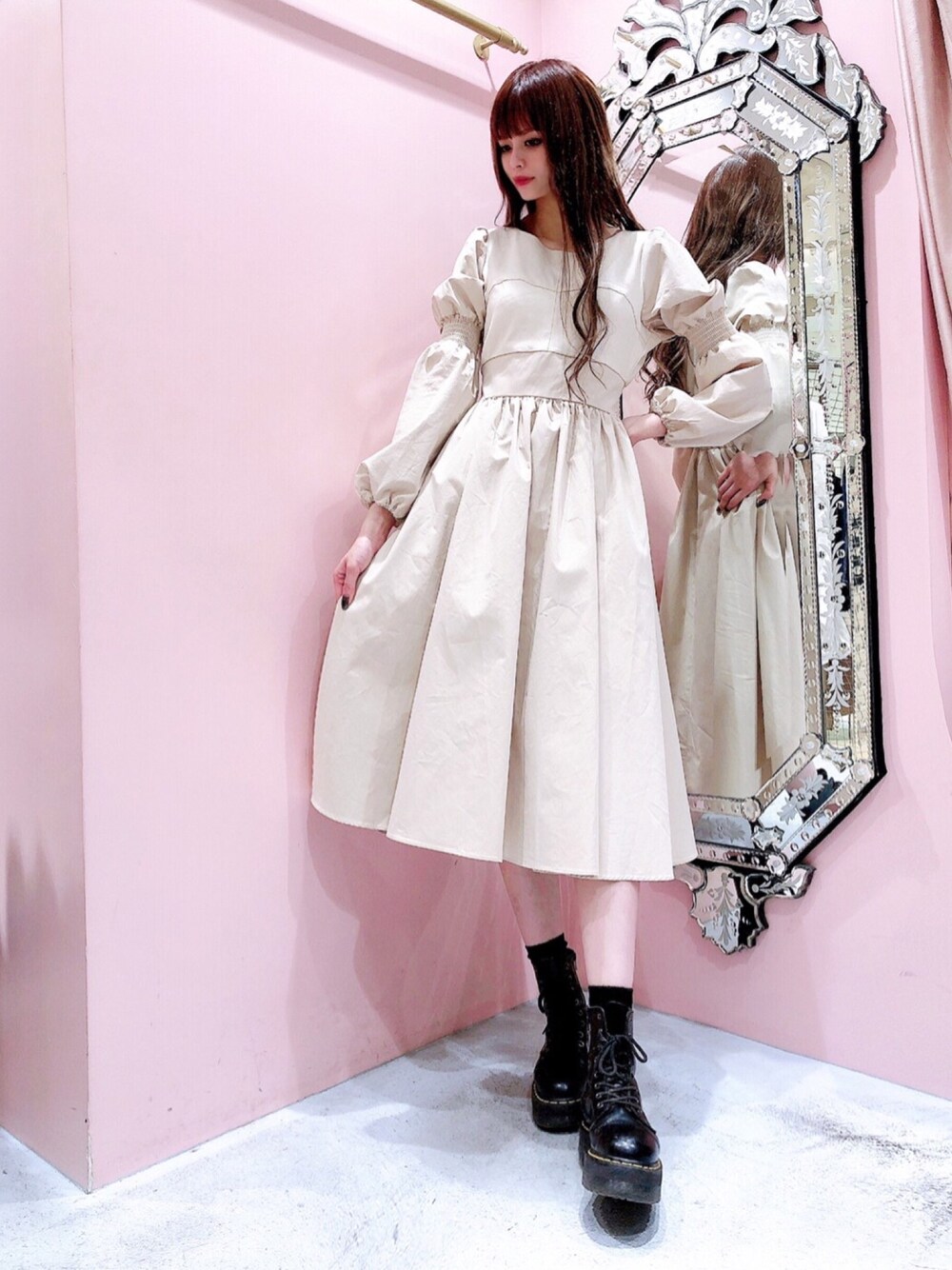「lilLilly、pain、秋コーデ、大人カジュアル、Dr.Martens、楽チンコーデ、ドッキングワンピ、フレアワンピース、休日コーデ、ベージュコーデ」｜「PAINのアイテム（ワンピース/ドレス、ベージュ系）」を使った、Uuさん（レディース・170cm）の秋コーディネートの1枚目の写真