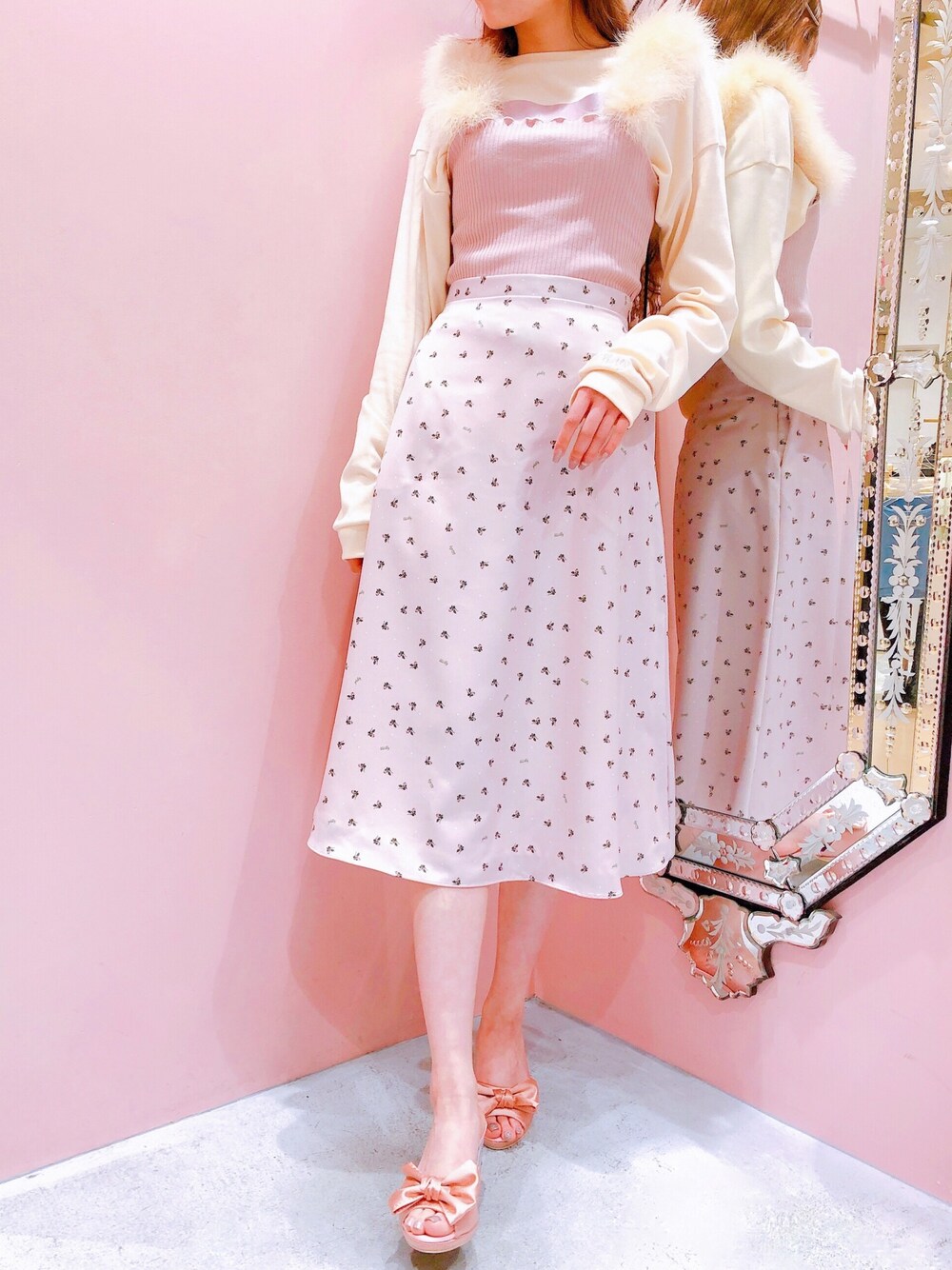 「lilLilly、リルリリー、philly、フェザー、ファーキャミソール、ロンT、ロングスカート、ミュール、春色、淡色コーデ」｜「lilLillyのフェザーファーキャミトップス（キャミソール、ピンク系）」を使った、Uuさん（レディース・170cm）の冬コーディネートの1枚目の写真