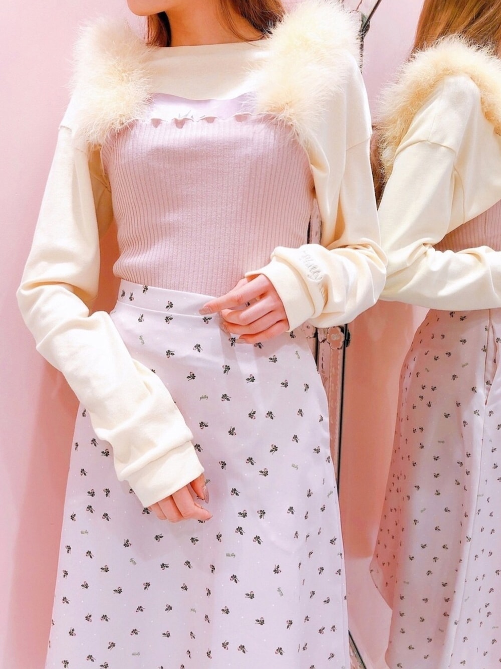 「lilLilly、リルリリー、philly、コラボレーション、ゆるコーデ、オトナ女子、はるコーデ、フェザー、春色、ピンクコーデ」｜「lilLillyのフェザーファーキャミトップス（キャミソール、ピンク系）」を使った、Uuさん（レディース・170cm）の冬コーディネートの1枚目の写真