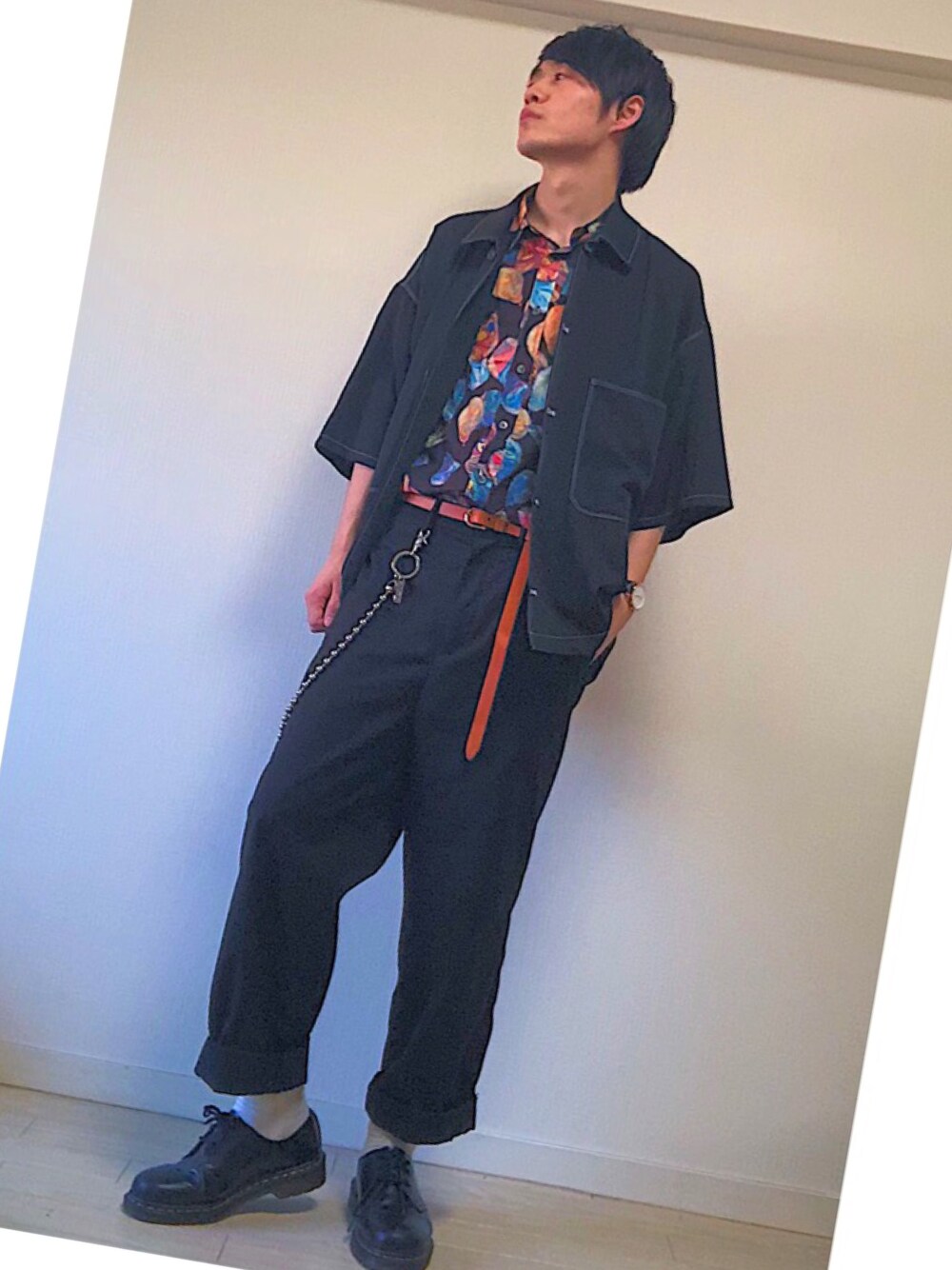 「夏コーデ、おしゃれさんと繋がりたい、大人カジュアル、きれいめカジュアル、黒、柄シャツ、ポールスミス」｜「Lui'sのナローベルト（ベルト、オレンジ系）」を使った、太郎さん（メンズ・167cm）の夏コーディネートの1枚目の写真