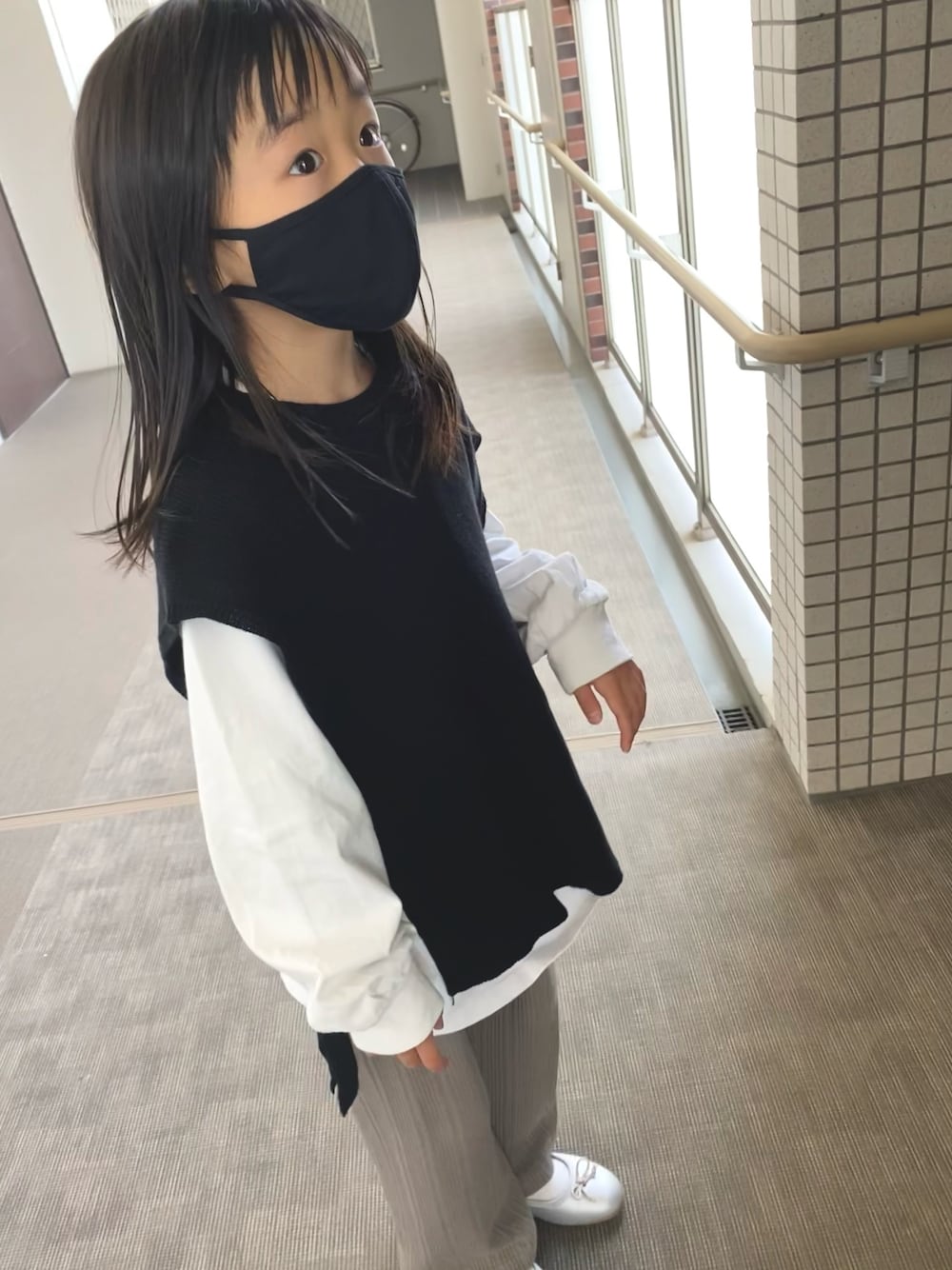 「休日スタイル、キッズコーデ、ベスト、ベスト×Tシャツ、春、シンプル、バレエシューズ、カジュアル」｜「BRANSHESのニットベスト+長袖Tシャツセット（Tシャツ/カットソー、ブラック系）」を使った、＊sara＊さん（キッズ・110cm）の春コーディネートの1枚目の写真
