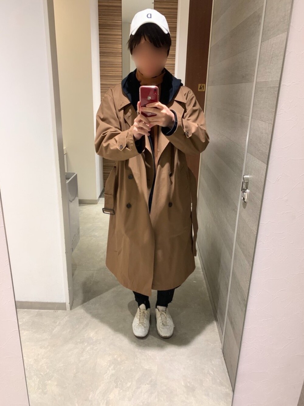 「ootd、UNIQLO、白キャップ、スプリングコート」｜「UNIQLOのアイテム（トレンチコート、ベージュ系）」を使った、asshiiiiiさん（メンズ・180cm）の春コーディネートの1枚目の写真