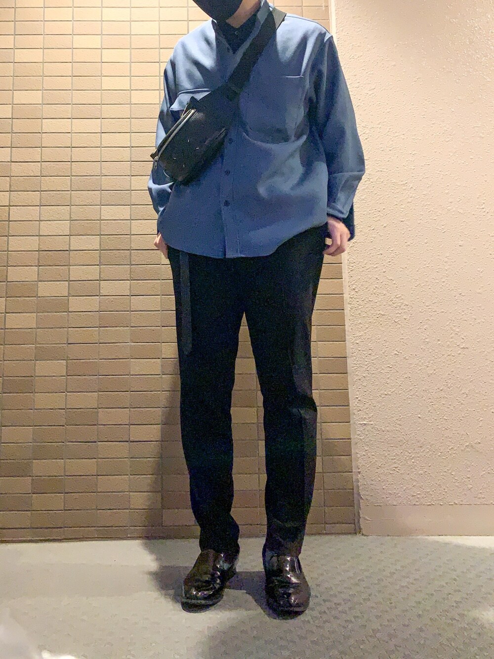 「春コーデ、ootd、UNIQLO、Maison Margiela、RAINMAKER」｜「niko and...のアシンメトリーバンドカラーシャツ（シャツ/ブラウス、ブルー系）」を使った、asshiiiiiさん（メンズ・180cm）の冬コーディネートの1枚目の写真