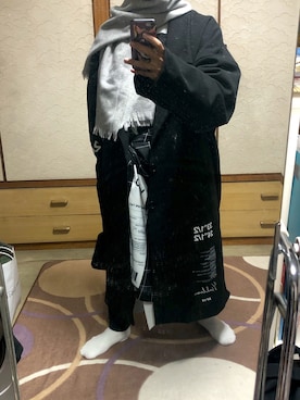 「黒スキニー」｜「アイテム（ポンチョ）」を使った、のんさん（メンズ・170cm）の冬コーディネート