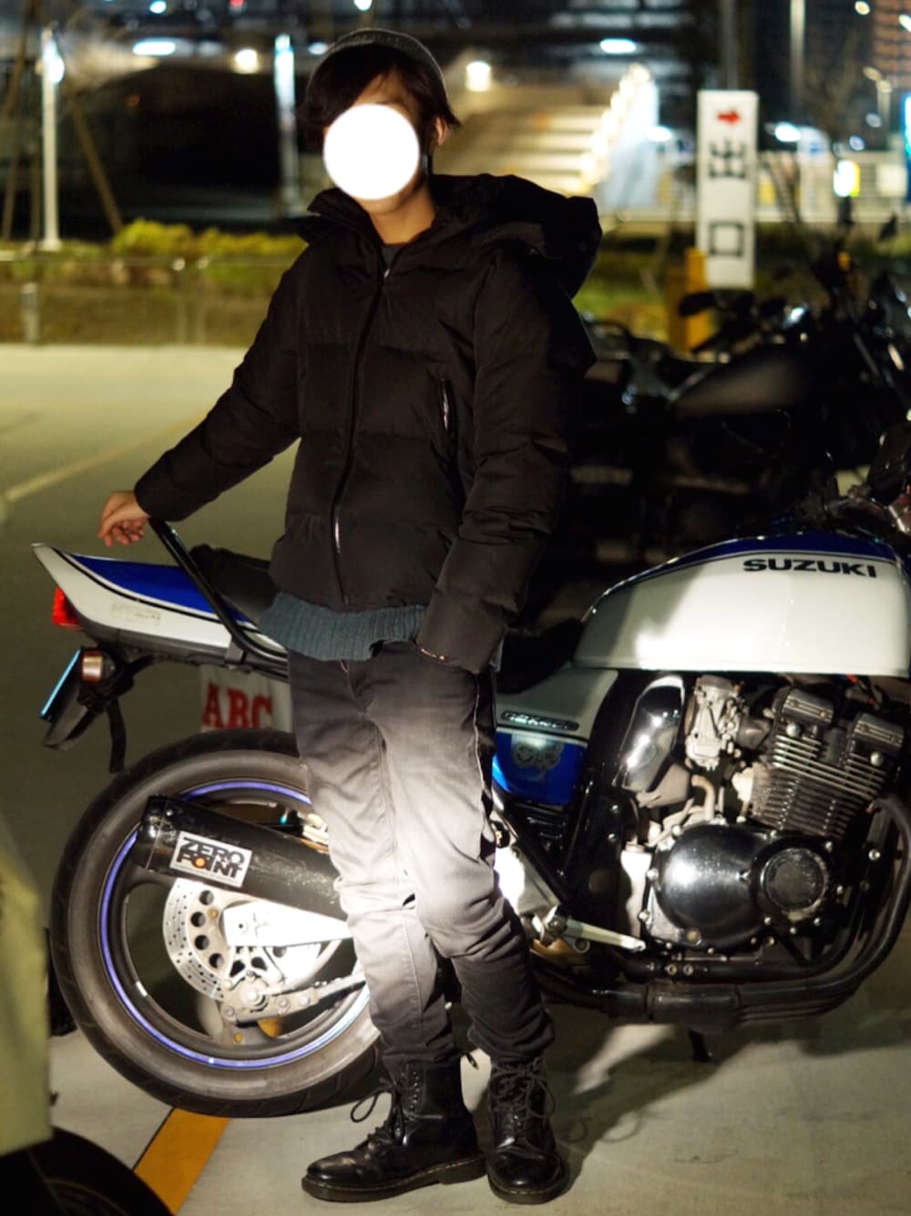「カジュアルコーデ、大人カジュアル、スキニー、黒、大人コーデ、UNIQLO、ダウンジャケット、バイク、バイクスタイル、モノトーン」｜「HAREの【HARE】アクリルワッチキャップ（ニットキャップ/ビーニー、グレー系）」を使った、［riku］さん（メンズ・172cm）の冬コーディネートの1枚目の写真