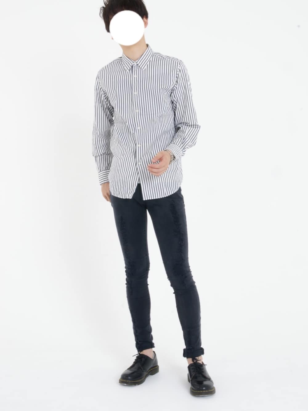 「夏コーデ、シンプルコーデ、オトナカジュアル、UNIQLO、ストライプ、オフィスカジュアル、スキニーデニム、デニム」｜「UNIQLOのエクストラファインコットンブロードシャツ（ストライプ・長袖）（シャツ/ブラウス、ブルー系）」を使った、［riku］さん（メンズ・172cm）の夏コーディネートの1枚目の写真