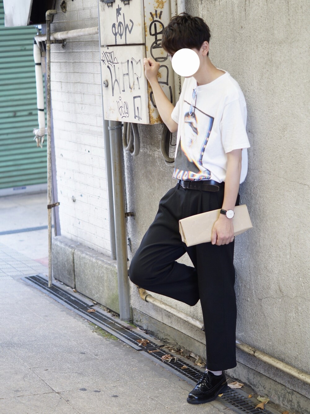 「夏、シンプルコーデ、Tシャツ、ワイドパンツ、クラッチバッグ、プリントT、大人カジュアル、モノトーン、スラックス、タックイン」｜「NAPPAのアイテム（Tシャツ/カットソー、ホワイト系）」を使った、［riku］さん（メンズ・172cm）の夏コーディネートの1枚目の写真