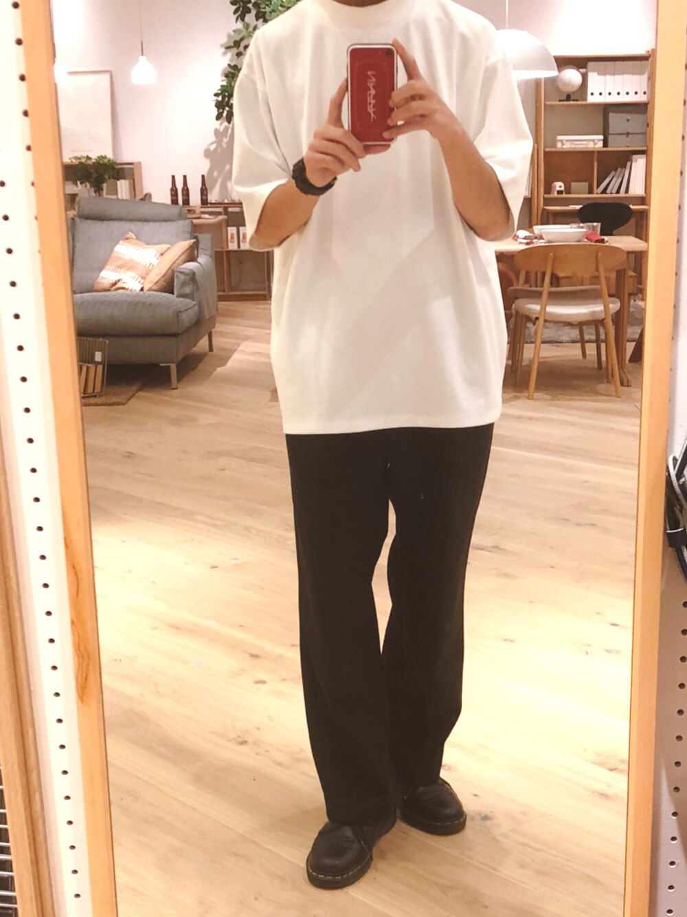「シンプル、ゆるコーデ、大人カジュアル、革靴、白Tシャツ、ワイドパンツ、モノトーンコーデ、Dr.Martens、LIDnM、センスオブプレイス」｜「SENSE OF PLACE by URBAN RESEARCHのポンチモックネックTシャツ(5分袖)（Tシャツ/カットソー、ホワイト系）」を使った、［riku］さん（メンズ・172cm）の秋コーディネートの1枚目の写真
