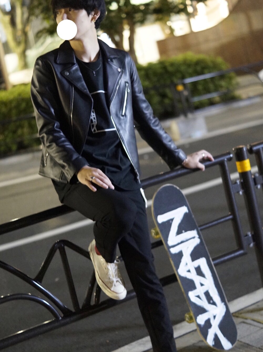 「オシャレパッソ、シンプルコーデ、大人カジュアル、スニーカー、ストリート、ライダース、LIDnM、ライダースジャケット、NAPPA、モノトーン」｜「LIDNMのラムレザーダブルライダース（ライダースジャケット、ブラック系）」を使った、［riku］さん（メンズ・172cm）の秋コーディネートの1枚目の写真