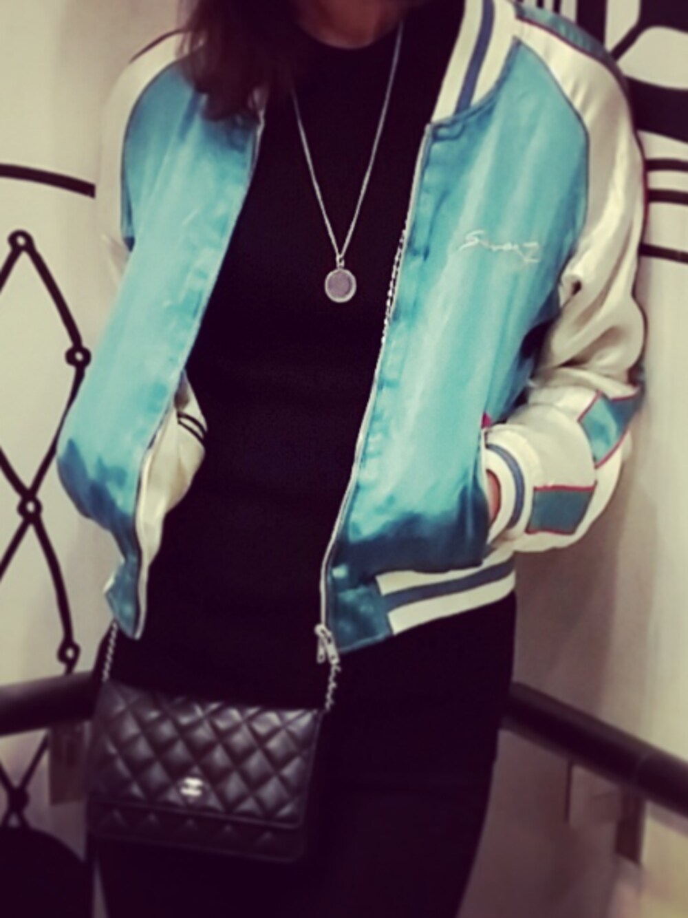「スカジャン、古着、used、シャネル、streetstyle、streetfashion、古着MIX、シンプル、ママコーデ、大人カジュアル」｜「usedのアイテム（その他アウター、グリーン系）」を使った、Cさん（レディース・168cm）の春コーディネートの1枚目の写真