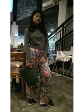 「UNIQLO（ユニクロ）のアイテム（ニット/セーター、グレー系）」を使った、Yunitaさん（レディース）の夏コーディネート