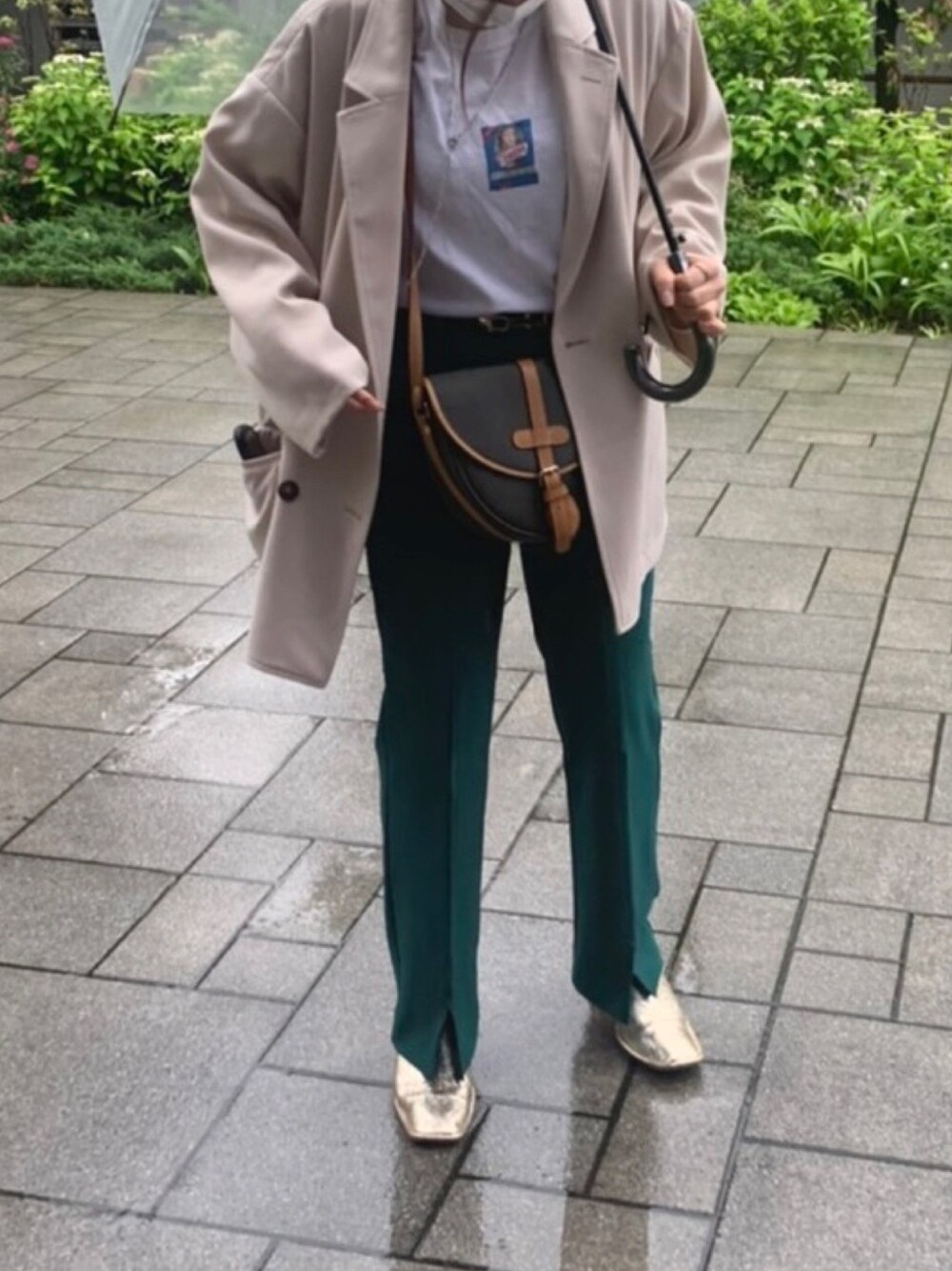 ゴールド系のサンダル、ベージュ系のテーラードジャケット、ホワイト系のTシャツ/カットソーを着用したレディースの春コーディネートの1枚目の写真