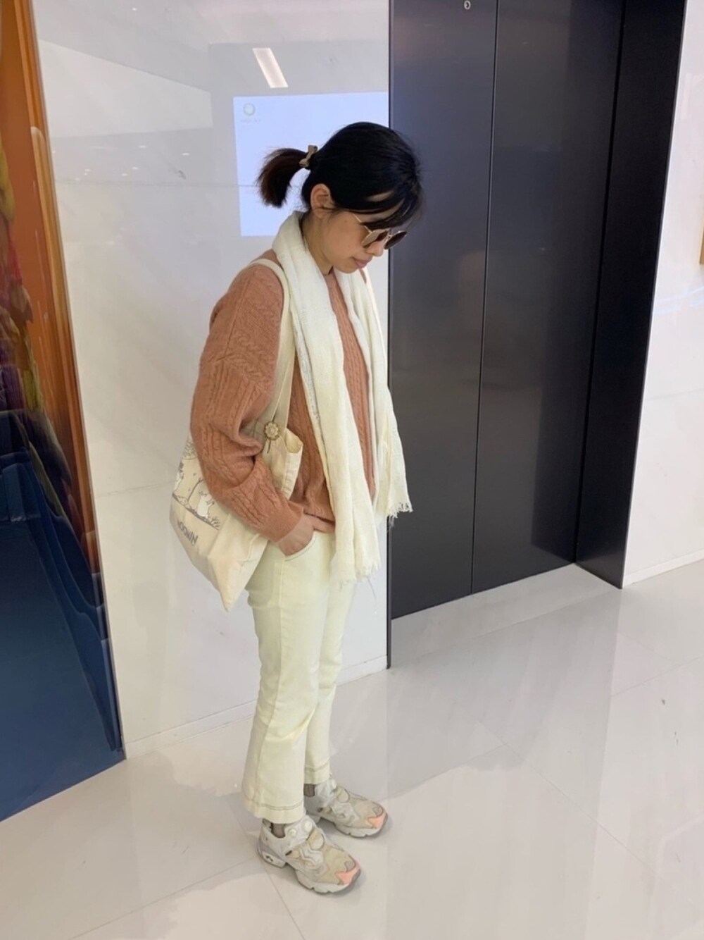 「ootd、street、冬コーデ、outfit、reebok、reebok pump fury」｜「MOOMINのアイテム（エコバッグ/サブバッグ、ベージュ系）」を使った、litt1emyさん（レディース・159cm）の冬コーディネートの1枚目の写真