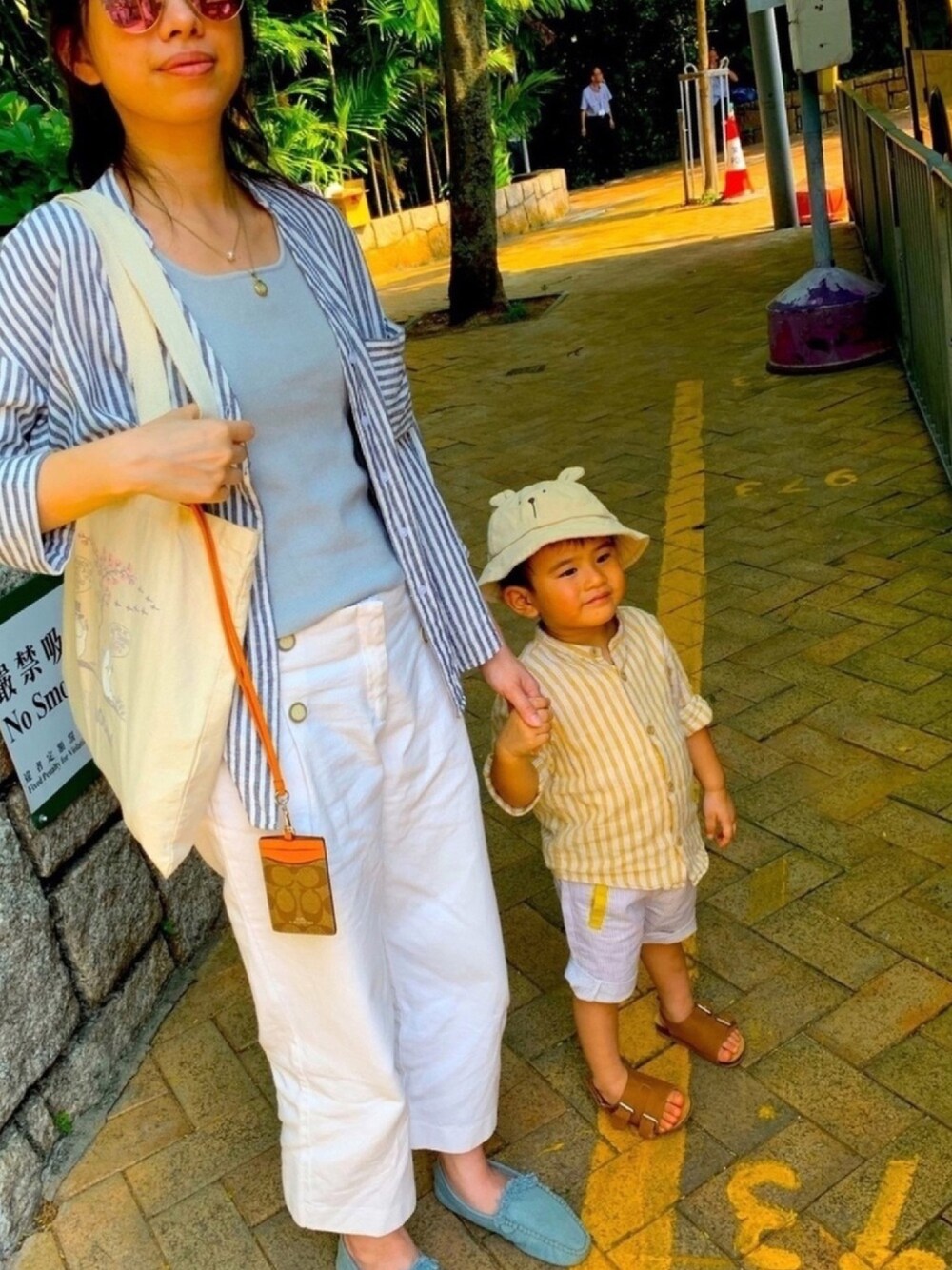 「秋、カジュアル、親子コーデ、street、outfit、オーバーオール」｜「ZARAのアイテム（チノパンツ、ホワイト系）」を使った、litt1emyさん（キッズ・100cm）の冬コーディネートの1枚目の写真