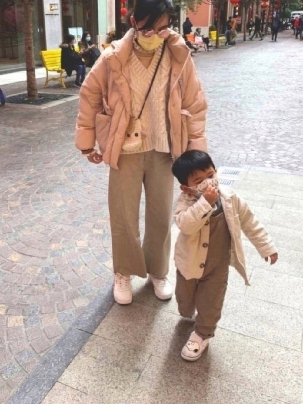 「ootd、親子コーデ、street、冬コーデ、kids、カジュアル、パステルカラー、パステル映える春、jacket 、搭配排行第4名」｜「ZARAのアイテム（チノパンツ、ブラウン系）」を使った、litt1emyさん（レディース・159cm）の春コーディネートの1枚目の写真