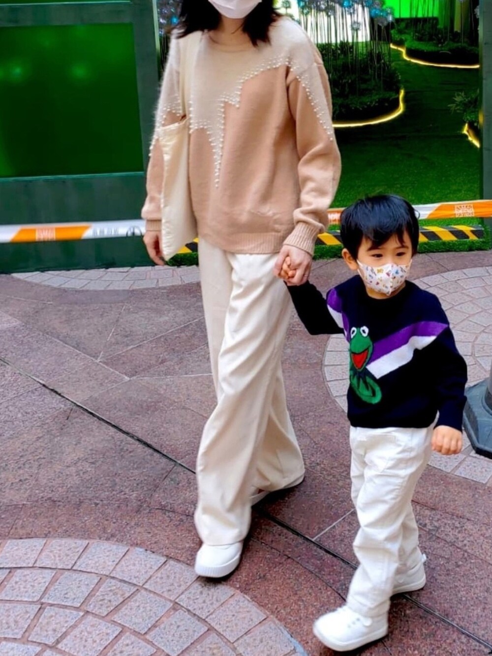 「ootd、Sandro kids X The Muppet Show、SANDRO、親子コーデ、street、カジュアル」｜「GUのアイテム（チノパンツ、ベージュ系）」を使った、litt1emyさん（レディース・159cm）の春コーディネートの1枚目の写真