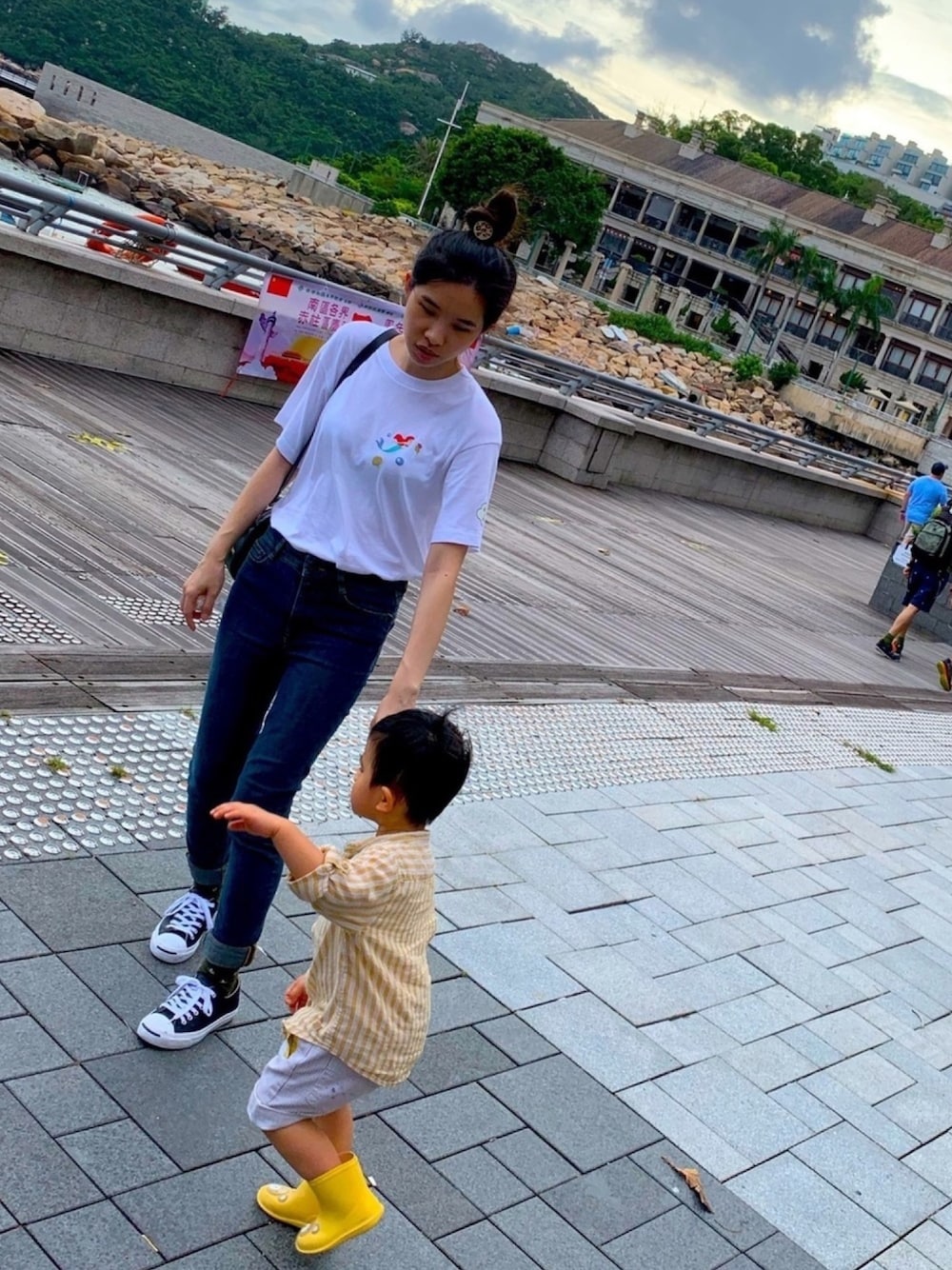 「親子、ootd、street、UNIQLO、converse」｜「UNIQLOのアイテム（Tシャツ/カットソー、ホワイト系）」を使った、litt1emyさん（レディース・159cm）の夏コーディネートの1枚目の写真