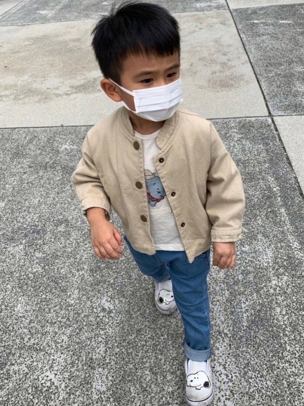 「kids、kidsfashion、男の子、秋のコーデ、休日スタイル、disney、Dumbo、streetstyle、jacket 」｜「VANSのVans Classic Slip On Peanuts Snoopy（モカシン/デッキシューズ、ホワイト系）」を使った、litt1emyさん（キッズ・100cm）の秋コーディネートの1枚目の写真
