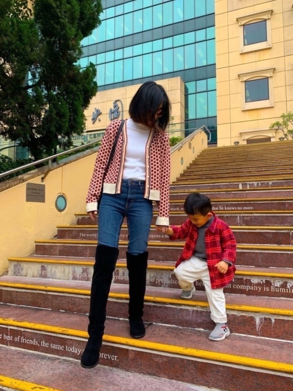 「ootd、親子コーデ、street、赤、kids、outfit、冬コーデ、ブーツ、streetstyle」｜「Venilla suiteのアイテム（ブーツ、ブラック系）」を使った、litt1emyさん（レディース・159cm）の冬コーディネートの1枚目の写真