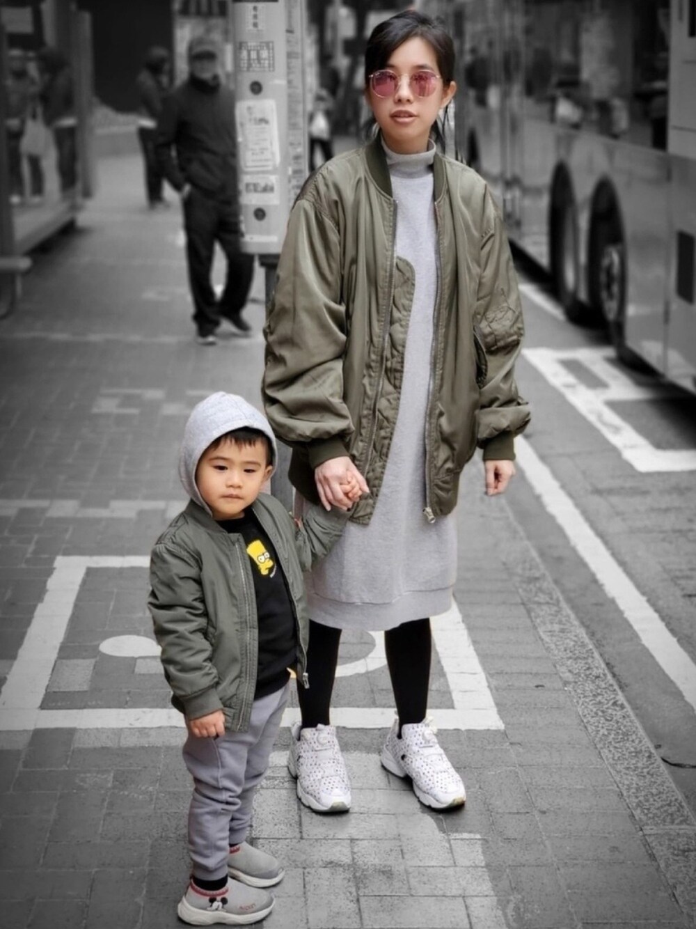 「MA-1、親子コーデ、streetstyle、kidsfashion、冬コーデ、ootd、street」｜「Reebokのユニセックス リーボック インスタポンプ レインボー Reebok INSTAPUMP FURY OG “RAINBOW PACK” V68678（スニーカー、ホワイト系）」を使った、litt1emyさん（レディース・159cm）の冬コーディネートの1枚目の写真