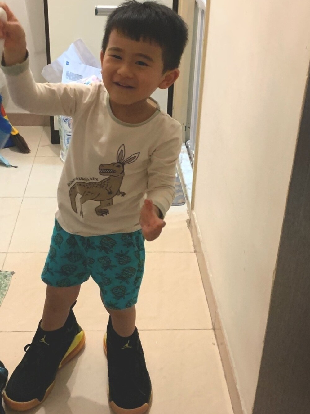 「NIKE、Jordan、スニーカー」｜「JordanのNike Jordan 270 LOW BLACK/METALLIC SILVER-DYNAMIC YELLOW 20SU-I （スニーカー、ブラック系）」を使った、litt1emyさん（キッズ・100cm）の冬コーディネートの1枚目の写真