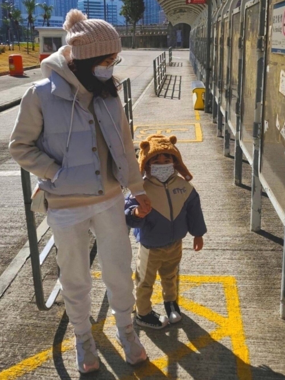 「street、UNIQLO、ootd、冬コーデ、jacket 、streetstyle、パステルカラー、淡色コーデ」｜「UNIQLOのスウェットパンツ（その他パンツ、グレー系）」を使った、litt1emyさん（レディース・159cm）の冬コーディネートの1枚目の写真