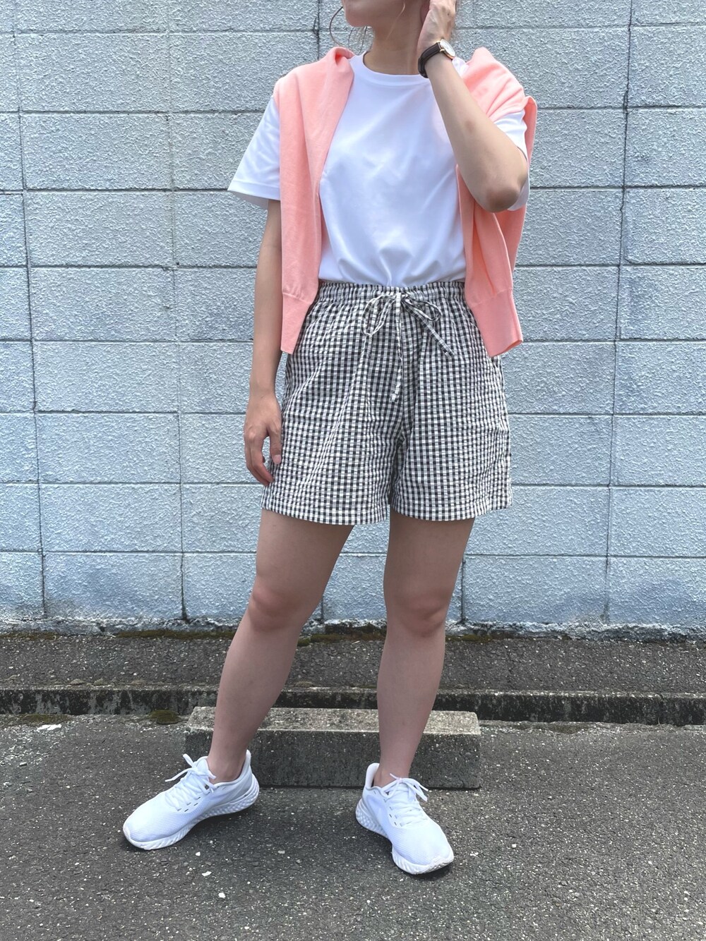 ホワイト系のカーディガン/ボレロ、ホワイト系のTシャツ/カットソー、ブラック系のその他パンツを着用したレディースの夏コーディネートの1枚目の写真