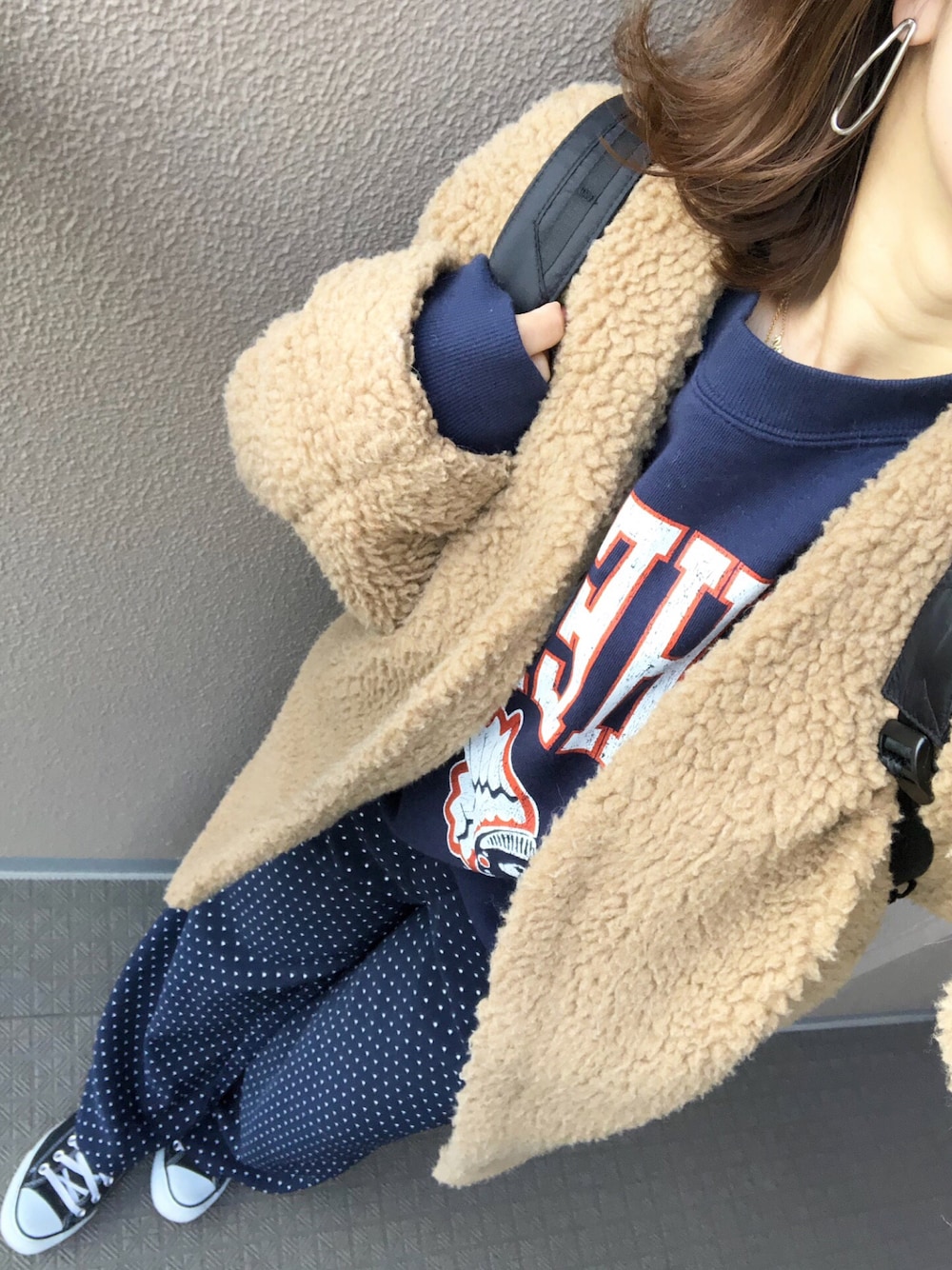 「Ungrid、LIFEs、TODAYFUL、LOWRYS FARM、converse」｜「Ungridのデザインフープピアス（ピアス（両耳用）、シルバー系）」を使った、長谷千沙さん（レディース・158cm）の冬コーディネートの1枚目の写真