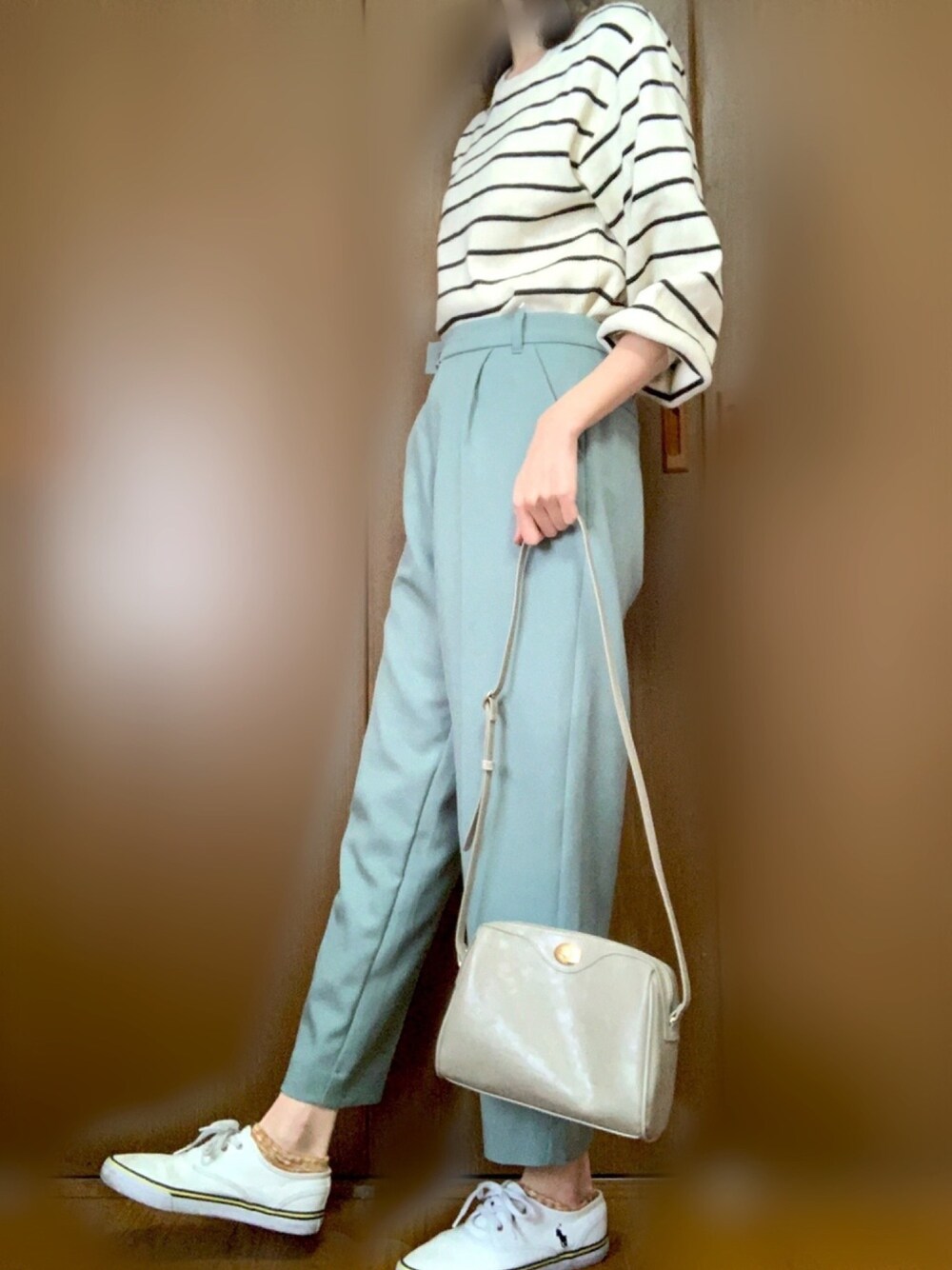 グリーン系のその他パンツ、グレー系のショルダーバッグ、ホワイト系のスニーカーを着用したレディースの春コーディネートの1枚目の写真