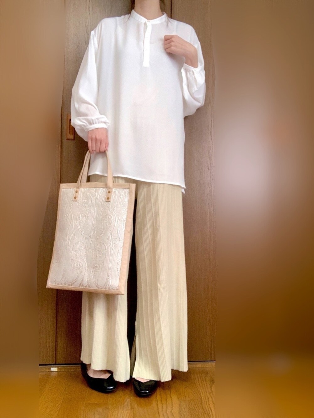 「おうちファッション、ワイドパンツ、シンプル、オトナカジュアル、シャツスタイル、パンツスタイル、淡色コーデ、ラクチンコーデ」｜「Kastaneのパイピングジャガードバッグ（トートバッグ、ベージュ系）」を使った、ちぃ*さん（レディース・167cm）の春コーディネートの1枚目の写真